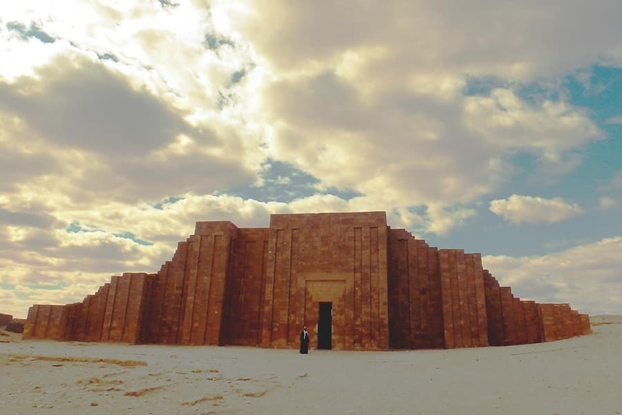 Excursao as Piramides de Giz sucede e Sakkara a partir do Porto de Alexandria