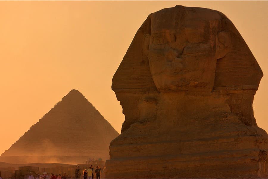 Piramides de Giza, Esfinge e Nilo no Cairo a partir do Porto de Alexandria