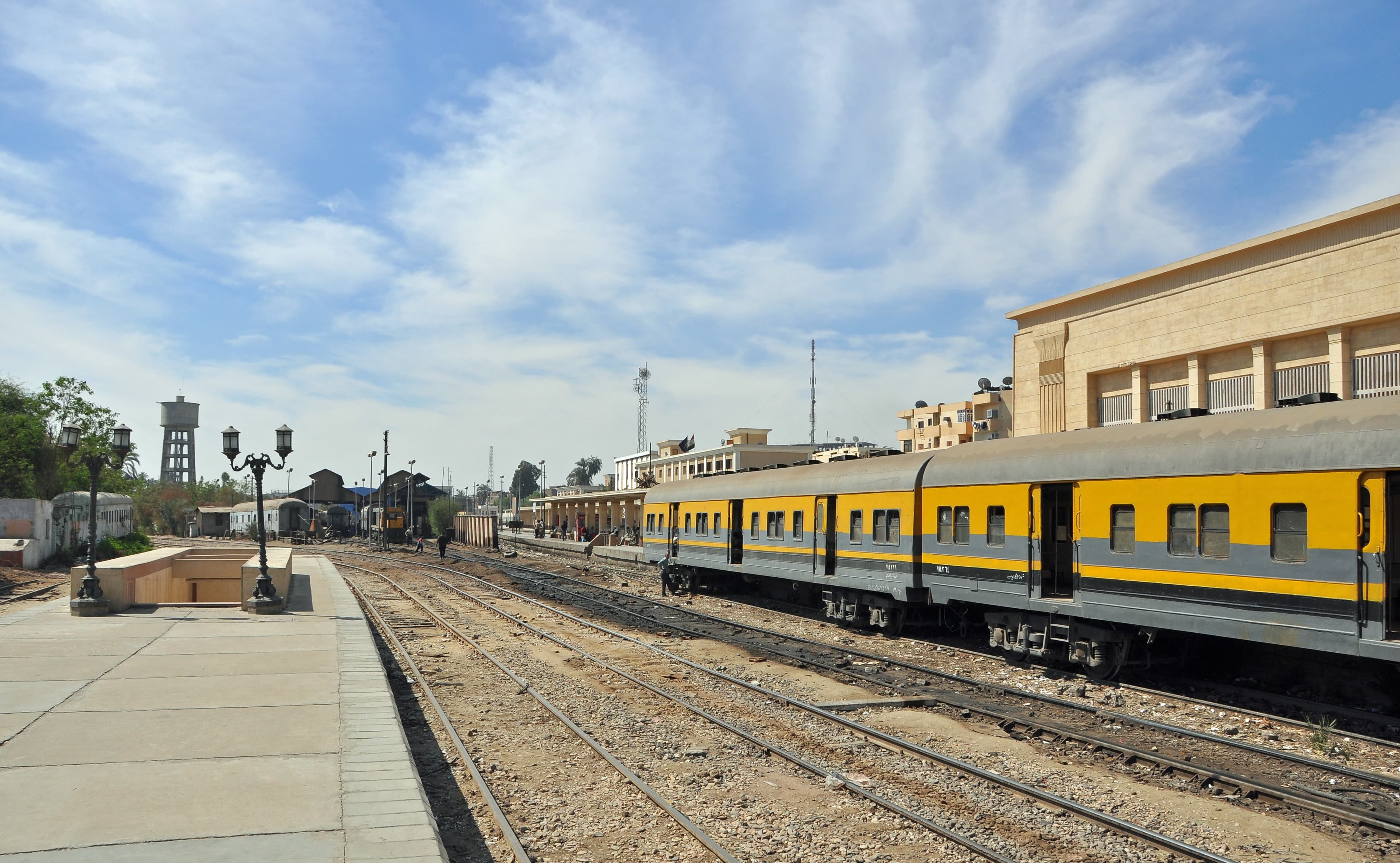Transfer di arrivo alla stazione ferroviaria di Luxor