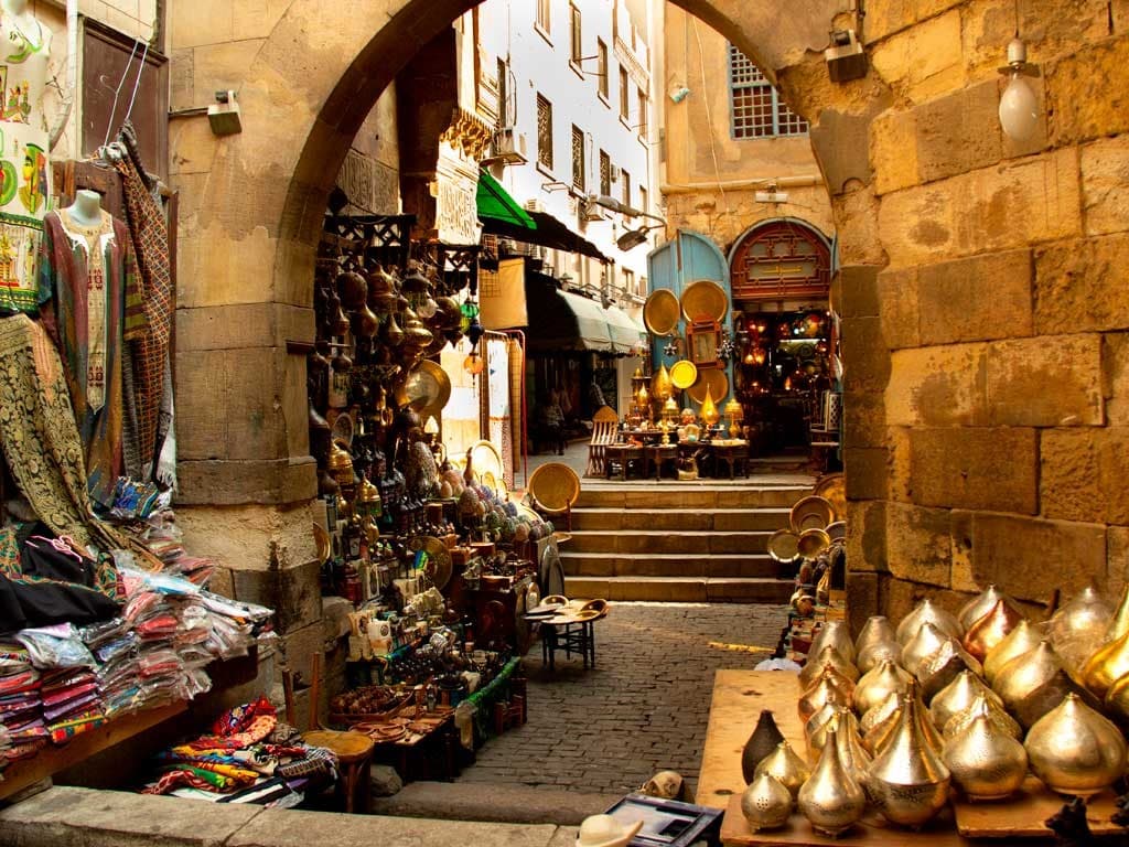 Piramides de Gizé, Esfinge, Museu Egípcio e Khan El Khalili a partir de Alexandria